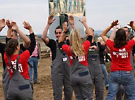 Nach dem Jungbauern-Duell: Gute Stimmung unter den Teams.&copy; dlz agrarmagazin