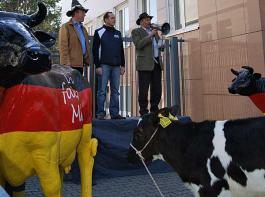 Von links nach rechts: BDM-Vorstand Stefan Mann, NRW-Landesteamleiter Michael Braun und BDM-Vorsitzender Romuald Schaber beim �Weckruf� vor dem Bundeskartellamt.&copy; BDM