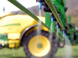 Agrosol wird mit Wasser vermischt und in Form eines Spr�hnebels verteilt.&copy; M�hlhausen/landpixel