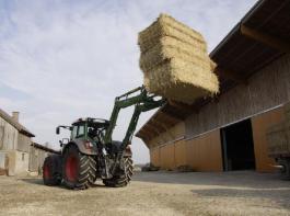 Ungewohntes Bild, aber keine schlechte Idee: Der Cargo R Hecklader von Fendt im dlz-Fahrbericht. 