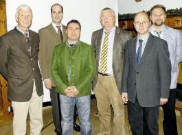 Sorgten f�r die optimale Information der Mitglieder: Vorsitzender Gert Stadler, Ringberater Thomas Zirngibl, Vorsitzender J�rgen Wi�, Wolfgang Sichelstiel vom AELF Regensburg, Referent Dr. Lorenz Hartl und Dr. Stefan Kremb vom AELF Regensburg (v. l.). 