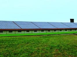 Auf dem Gefl�gelmaststall des Betriebs Hagel ist eine 140-kW-Photovoltaikanlage installiert. &copy; Foto: Werkbild