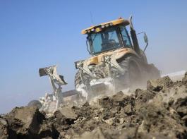 Bei bis zu 95 Prozent Tongehalt und bis zu 50 cm Arbeitstiefe ben�tigt man zum dreischarigen Pfl�gen schonmal 350 PS. &copy; Foto: Mumme