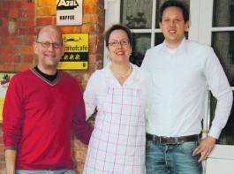 Familienbetrieb: Frederick Meyer (r.), seine Mutter Anette und sein Vater Holger unterst�tzen sich gegenseitig. &copy; Wilkening