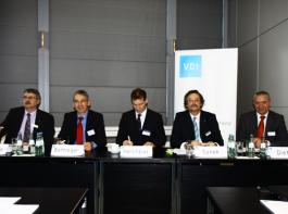 Pr�sentierten die Ergebnisse der VDI-Tagung LAND.TECHNIK AgEng 2011: v.r. Harald Dietel, Peter-Michael Synek, Prof. Thomas Herlitzius, Prof. Stefan B�ttinger.
