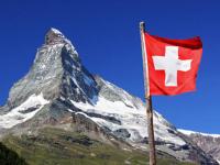 Schweiz-Fahne-Berg.jpg 