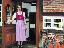 
▲ Hofcaf� �erleben�! Neben selbstgebackenen Torten und Kuchen bietet Martina Burhorst und ihr Team auch Erlebnisse an: Fr�hst�cken wie zu Gro�mutter�s Zeiten, Rundg�nge durch die Fachwerksiedlung, Ausstellungen und auch viele Kinderaktionen.&copy; Hasemann