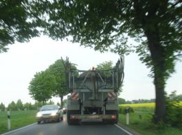 Traktoren und lof Anh�nger d�rfen �ber Breitreifen eine Breite bis auf 3 m aufweisen. Man sollte mit diesen Fahrzeugen m�glichst weit rechts fahren.&copy; G�nter Heitmann LWK NI