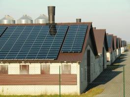 Strom aus Photovoltaikanlagen erreicht bereits in diesem Jahr das Niveau privater Stromtarife.&copy; landpixel