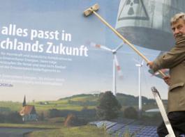 Dietmar Sch�tz beim plakatieren eines Slogans seines Verbandes (Foto: BEE)