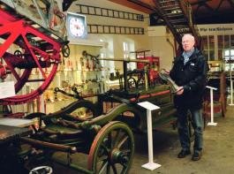 Der fr�here Stadtbrandmeister von Jever, Helmer Sch�nheim, kann zu fast jedem Ausstellungsst�ck eine pers�nliche Geschichte erz�hlen. &copy; Peters