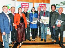 Bei der Ausstellungser�ffnung in Mittersill : (v. l.) Pr�sident Franz E�l, Familie Birgit und Josef Schattbacher, HR DI Walter Hauser, Dr. Eva-Maria Kampel, B�rgermeister Leo Madreiter, Landesrat Sepp Eisl, Architekt DI Simon Speigner und Architekt DI Hanns Peter K�ck. &copy; Foto: Land Salzburg