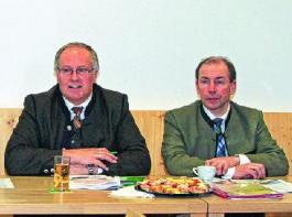 Zogen Bilanz �ber den Neubau des Rinderkompetenzzentrums in Freistadt: (v. l.) RZO-Obmann �R Leopold Pargfrieder, LK-Pr�sident Ing. Franz Reisecker, Landesrat Max Hieglsberger und RZO-GF Dipl.-Ing. Franz Kaltenbrunner. &copy; Foto: Sterr