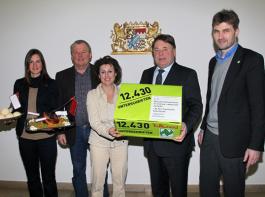 v.l.: Daniela Schmid (Tollwood), Arthur Stein (Vorsitzender Naturland Bayern), Stephanie Weigel (Tollwood), Saatsminister Helmut Brunner, Steffen Reese (Gesch�ftsf�hrung Naturland e.V.)

&copy; Werkbild