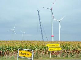 Im Windpark dreht sich eines der gr��ten Windr�der der Region (hier kurz vor der Fertigstellung). Die Gemeinde ist an der Anlage zu 20 % beteiligt.