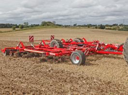 Das Mittelfahrwerk macht den Grubber wendig am Vorgewende und auf der Stra�e.&copy; Horsch
