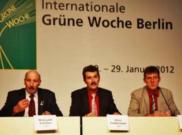 'Der Ansatz des Milchpaketes ist zwar ehrenwert, aber nicht ausreichend', kritisierte Romuald Schaber (li) auf der Pressekonferenz des Bundesverbandes Deutscher Milchviehhalter.&copy; vm