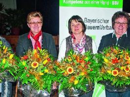 Blumen f�r die Damen: Irene Waas (3. v. l.) wurde ebenso mit einem bl�henden Gru� �berrascht wie Carolin Aigner (2. v. l.), Margit Ransberger (3. v. r.) und Claudia Maidl (4. v. r.). Gratulation und Dank gab es von Walter Heidl (l.), Josef Laubenbacher (r.) und Peter Huber. &copy; Fotos: Kreibich