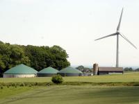 Biogas-Anlage-Windrad.jpg 
