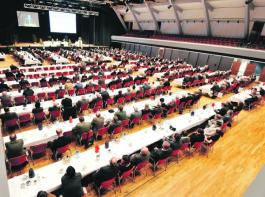 
In der Oldenburger Weser-Ems-Halle nahmen die Mitglieder der Kammer die Berichte des Pr�sidenten und des Kammerdirektors entgegen. Den �ffentlichen Teil verfolgten zahlreiche G�ste.&copy; Ritzmann