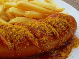 In der Schaufleischerei auf der Internationalen Gr�nen Woche werden t�glich 70 Kilo Fleisch zu Curryw�rsten verarbeitet. &copy; Michael Rogner/fotolia.de