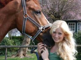 Julia ist begeistert von Pferden und reitet auch Turniere. &copy; privat