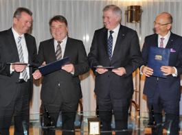 St�dtetagspr�sident Dr. Ulrich Maly, Forstminister Helmut Brunner, Ministerpr�sident Horst Seehofer und Gemeindetagspr�sident Dr. Uwe Brandl. &copy; Bayr. Stmelf