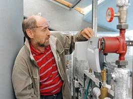 J�rgen Uhlig, Bauamtsleiter der Gemeinde Zschadra�, freut sich �ber die Energie von den Sonnenkollektoren auf dem Dach der neuen Sportarena �Arche�.