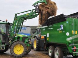 Der Keenan Ballenschneider I 70 beim Bef�llen eines Futtermischwagens&copy; Keenan