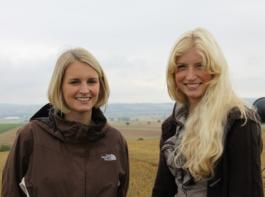 Bereits seit Jahren befreundet: Lena (l.) und Julia.&copy; Carolin Hasemann