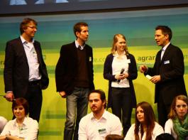 Die Fotografen und Janina Tiedemann mit Jens Riegamer bei der Kalenderpr�sentation am Dienstag.
