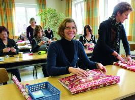 Die Loipertshamer B�uerin Claudia Brummer (3. v. r.) ist gelernte Steuerberaterin. Jetzt lernt sie an der Landwirtschaftsschule Passau, Abt. Hauswirtschaft, die rationelle Bew�ltigung kleiner und gro�er Aufgaben einer B�uerin. &copy; Foto: Kreibich