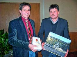 Mit unterfr�nkischen Spezialit�ten dankte J�rgen Dietrich (l.) vom Erzeugerring f�r landwirtschaftliche pflanzliche Qualit�tsprodukte W�rzburg dem Referenten Norbert Bleisteiner, Leiter der Landmaschinenschule Triesdorf. &copy; Foto: D�hn-Siegel