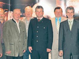 Hauptversammlung der Rottaler Milchwerk e.G. (v. l.): Hans Einkammerer (neu im Aufsichtsrat), Josef Ammer (ausgeschieden aus dem Aufsichtsrat), Josef Bachhuber (wiedergew�hlt in den Aufsichtsrat), Martin Krautstorfer (stellv. Vorst.-Vors. Rottaler Milchwerk e.G., wieder in den Vorstand gew�hlt), Ludwig Gsch�derer (wiedergew�hlt in den Aufsichtsrat), Rupert Pfaffinger (Vorstandsvorsitzender), Johann Schneeberger (neuer Berglandmilch-Obmann), Dipl.-Ing. Josef Braunshofer (Berglandmilch-Generaldirektor), Peter Tenschert (Gesch�ftsf. Vorstand Rottaler Milchwerk e.G.) undJohann Engl (Aufsichtsratsvorsitzender Rottaler Milchwerk e.G.).
&copy; Kolb