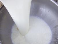Milch_umschuetten.jpg Milch