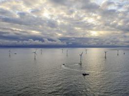 Noch gr��er als dieser Windpark soll der von RWE geplante Park Innogy Nordsee werden. Er w�re Deutschlands gr��te Offshore-Anlage.&copy; Matthias Ibeler/Alpha-Ventus