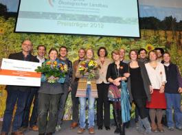 Feierliche Preisverleihung des F�rderpreises �kologischer Landbau 2012: Ilse Aigner, Bundesministerin f�r Ern�hrung, Landwirtschaft und Verbraucherschutz (Mitte) mit einem der diesj�hrigen Preistr�ger, der G�rtnerei Obergrashof und dessen Belegschaft.
&copy; 2012 Messe Berlin GmbH