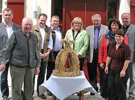 Die Ortvorstandschaft des BBV mit den Verbandsvertretern und Pfarrer Schieder vor der Erntekrone des BBV Geslau.&copy; Eisen