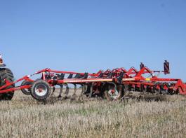 Neu mit integriertem Fahrwerk und abnehmbarer Walze: Der Horsch Terrano FM im dlz Fahrbericht. 