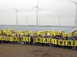 Gegen die aktuellen K�rzungspl�ne hagelte es Protest aus der Solarbranche. Auf dem Foto bilden Mitarbeiter rheinland-pf�lzischer Solarfirmen eine Menschenkette vor dem juwi-Solarpark in W�rrstadt.&copy; juwi/Axel Schmitz
