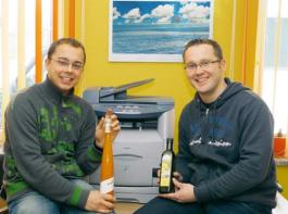 Zwei Br�der, eine Vermarktungsfirma: Ronny (links) und Tino Ryll wollen �ber ihre Fl�minger Genussland GmbH Sanddornprodukte - wie hier Lik�r -, Raps�l und weitere Produkte vermarkten.