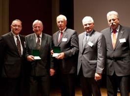 Nach der �bergabe der Medaille f�r Nachhaltigkeit. V.l.n.r.: Gerd Sonnleitner, Reiner Latten, Wilhelm Niemeyer, Peter Bleser, Dr. Gibfried Schenk&copy; FNL