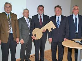 Bayerns Landwirtschaftsminister Helmut Brunner (2. v. r.) �berreichte zur Er�ffnung einen symbolischen Holzschl�ssel an LfL-Pr�sident Jakob Opperer (Mitte). � LfL 