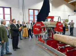 Die neue Breitbands�ge der SERRA Maschinenbau GmbH enth�llte Bayerns
Landwirtschaftsminister Helmut Brunner in der Firmen-Werkshalle. Links im
Bild Firmengr�nder Hans Fritz.&copy; Werkbild