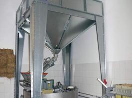 �ber den drei �lpressen steht das Puffersilo mit 6 t Kapazit�t, daunter ist der �l-Sammelbeh�lter.