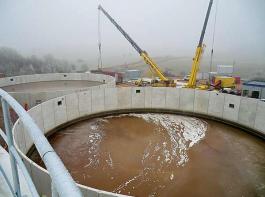 Beim Biogasbau werden die Nachg�rbeh�lter auf ihre Dichtigkeit gepr�ft.