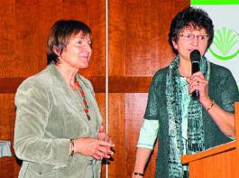 Beeindruckte die Landfrauen mit eindringlichen Bildern vom afghanischen Alltag: Filmemacherin Ute Wagner-Oswald (l.) mit Kreisb�uerin Christa Kick.&copy; Schmid