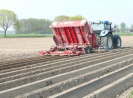 Durch die seit Wochen anhaltende Sch�nwetterperiode ist die Pflanzung der Kartoffeln bereits weit vorangeschritten.
Foto: Raupert 