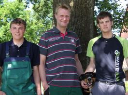 Junglandwirt S�hnke Schlichtmann mit seinen beiden Auszubildenden Robert und Jens.&copy; Davids