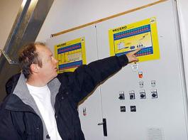 Energieberater Ralf Heise demonstriert die Steuerung der Anlage.